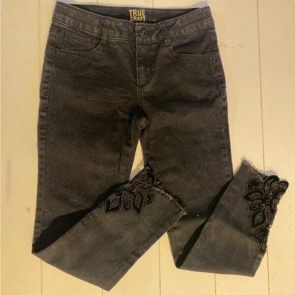 True Craft Black Denim Jean Embroidered Flower Ankle Capri Skinny Jeans - Sz 12 - Picture 2 of 6